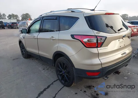 2017 Ford Escape Titanium z USA, uszkodzony, nr VIN 1FMCU9J95HUE99221